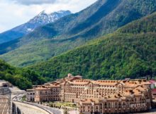 Отель «Горки Город Апартаменты», на курорте «Красная поляна», представляет официальный сайт: gorkigorod-official.ru