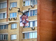 В Москве Марина Звягинцева презентовала первую в мире летающую выставку