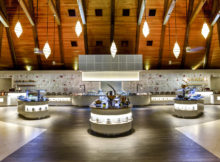 Kurumba Maldives: шведский стол в ресторане Vihamanaa