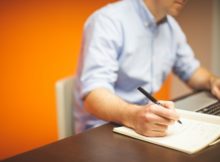 Программист 1С, архитектор и швея на дому: рейтинг высокооплачиваемых вакансий на удаленке от Работа.ру